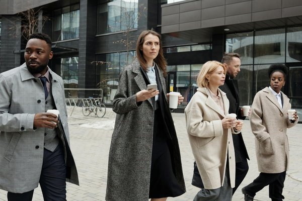 Guida alla Scelta Perfetta: Come Abbinare una Borsetta a Tracolla per il Tuo Concerto all'Aperto!